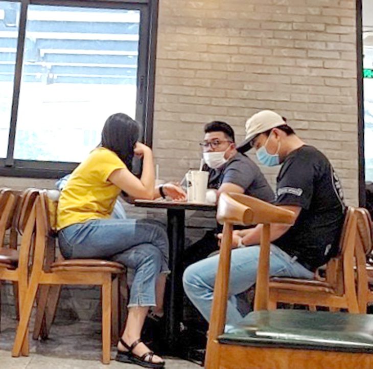 Nhóm Minh, Cương (phải) mời chào khách thuê tài khoản ngân hàng - Ảnh: cắt từ clip