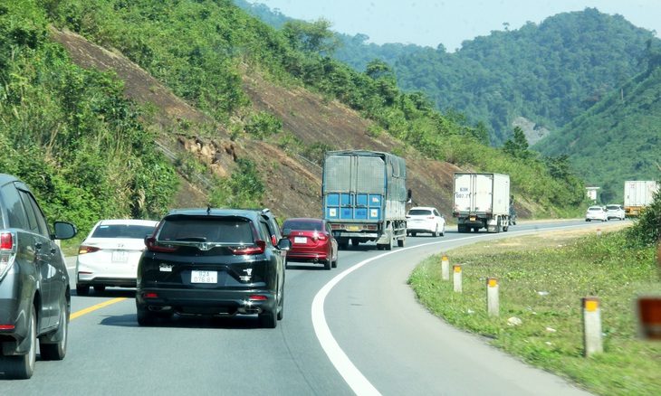 Nhiều xe coi nhẹ cảnh báo vượt ẩu, dù lưu lượng xe lưu thông những ngày Tết rất đông qua đoạn  Hòa Liên - La Sơn - Ảnh: TRƯỜNG TRUNG