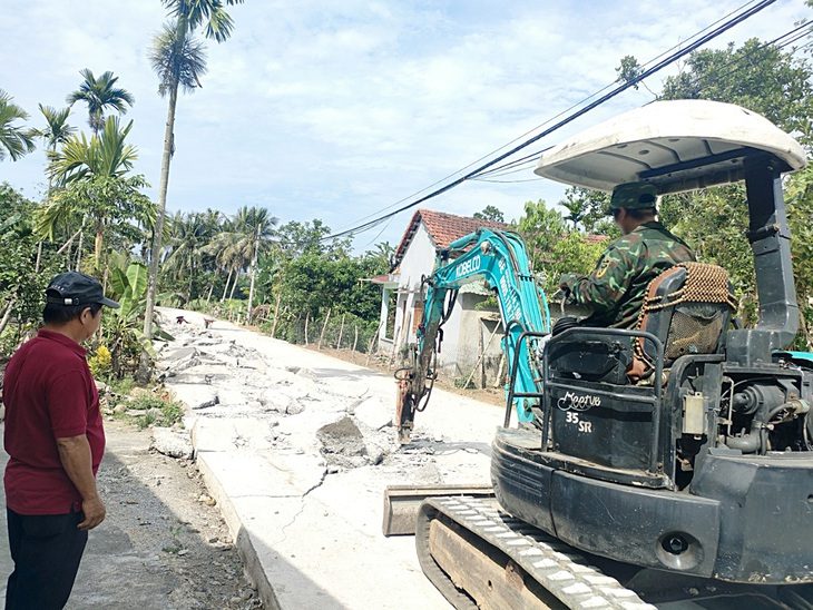Người dân xã Hòa Nhơn giám sát yêu cầu nhà thầu bóc gỡ phần bê tông kém chất lượng để làm lại - Ảnh: P.T Người dân xã Hòa Nhơn giám sát yêu cầu nhà thầu bóc gỡ phần bê tông kém chất lượng để làm lại - Ảnh: P.T