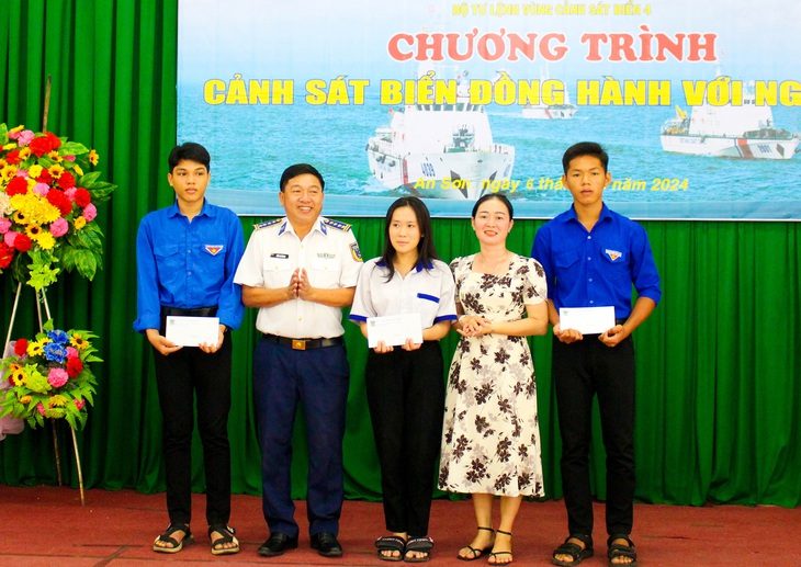 dodau1222-read-only-17291273945631116679286 Cảnh sát biển đỡ đầu học sinh nghèo - Ảnh 1.