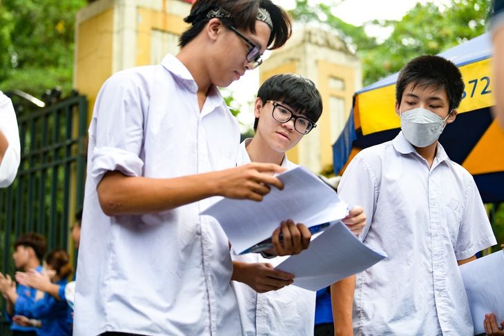 Bộ trưởng Giáo dục ra công điện tăng cường chặn gian lận thi bằng thiết bị công nghệ - Ảnh 1.