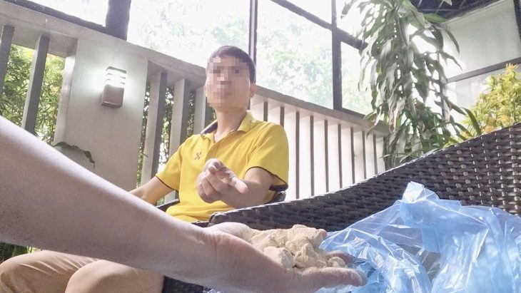 Ông Hạnh (phường Tân Phong, TP Lai Châu, tỉnh Lai Châu) giới thiệu bán "đất hiếm" đã tuyển thành dạng bột giá 50.000 đồng/kg - Ảnh: Q.T.
