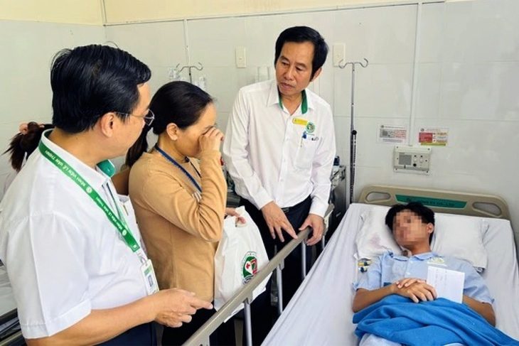 Em N.H.B.T., học sinh bị đầu độc bằng xyanua, được đặc cách tốt nghiệp THPT 2024. Sau hơn 2 tuần điều trị, em T. hiện đã xuất viện về nhà - Ảnh: Bệnh viện cung cấp