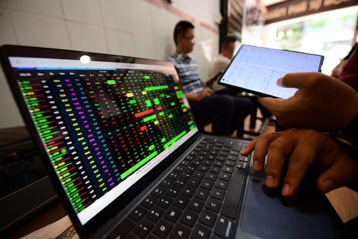 VN-Index đóng cửa tuần giao dịch thứ 32 của năm nay tại 1.223,64 điểm, giảm 12,96 điểm (-1,05%) so với cuối tuần trước - Ảnh: QUANG ĐỊNH