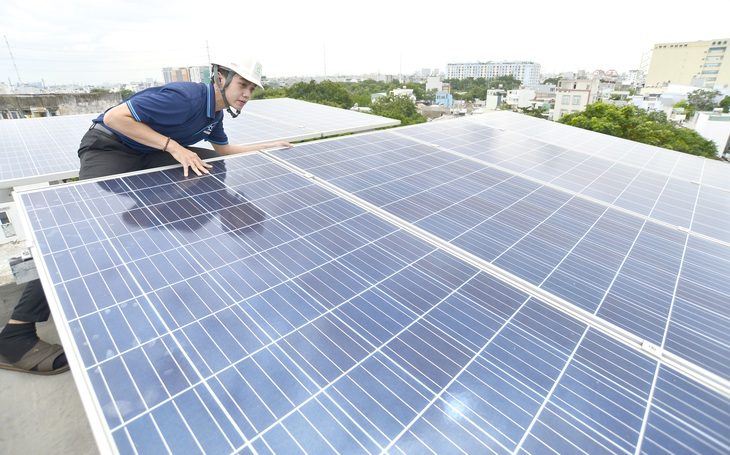 Điện mặt trời áp mái nhà dân ở quận Bình Thạnh, TP.HCM (ảnh chụp sáng 10-6) - Ảnh: QUANG ĐỊNH