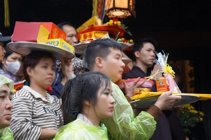 Người dân đi lễ hội chùa Hương vào mùng 6 tháng giêng năm Giáp Thìn 2024 - Ảnh: T.ĐIỂU