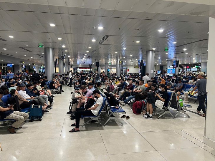 Đi chơi lễ 2-9 trúng ngay chuyến bay delay, chờ từ chiều tới tối chưa khởi hành - Ảnh 1.