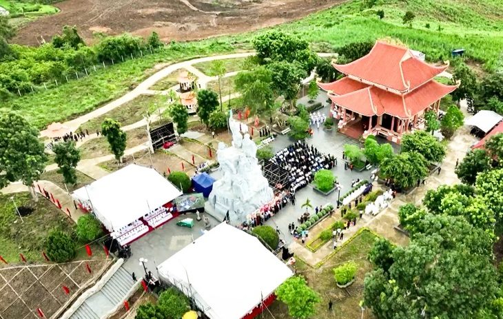 Lễ kỷ niệm 70 năm chiến thắng Đak Pơ tại Đền tưởng niệm liệt sĩ và tượng đài chiến thắng trận Đak Pơ ngày 24-6 - Ảnh: T.H.G.L