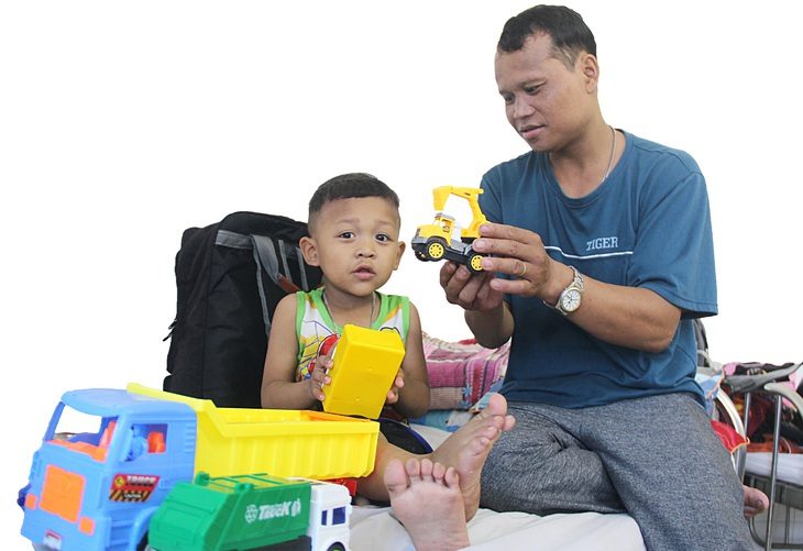 Cha con Arat và Hải Quan gần như thường trú ở bệnh viện trong suốt 5 năm qua - Ảnh: TRƯỜNG TRUNG