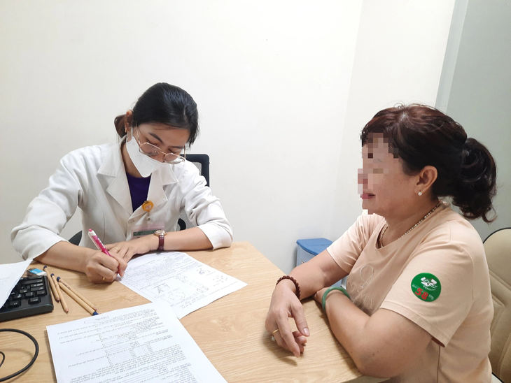 Người dân tầm soát sa sút trí tuệ tại Bệnh viện Quân y 175 - Ảnh: THU HIẾN