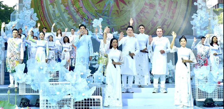 Nhiều văn nghệ sĩ tham gia
