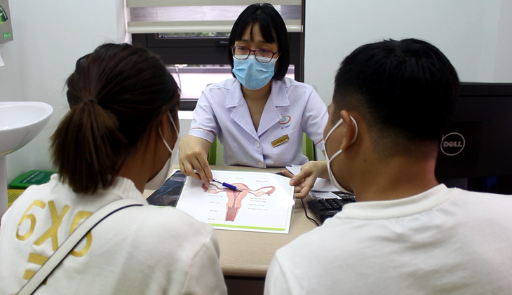 Bác sĩ Bệnh viện Nam học và Hiếm muộn Hà Nội tư vấn cho bệnh nhân - Ảnh minh họa: DƯƠNG LIỄU