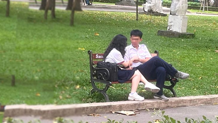 Các bạn trẻ thổ lộ tình cảm với nhau từ rất sớm - Ảnh: THÙY DƯƠNG