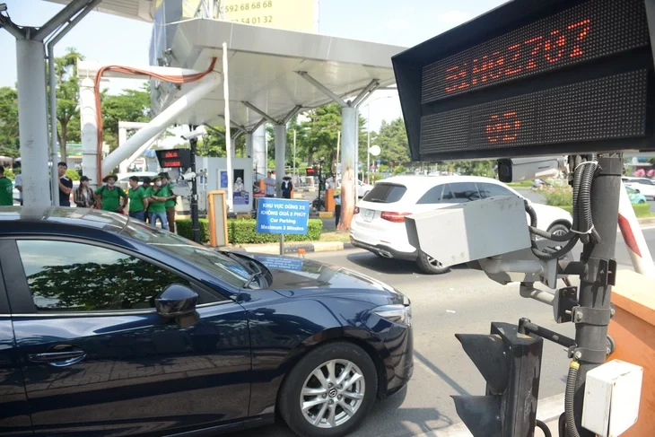 Bắt đầu thử nghiệm thu phí ô tô tự động ở Tân Sơn Nhất từ 6-2 nhưng chỉ có một làn xe áp dụng, còn lại đa phần thu thủ công - Ảnh: C.LINH