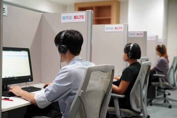 Thí sinh thi IELTS trên máy tính - Ảnh: BC