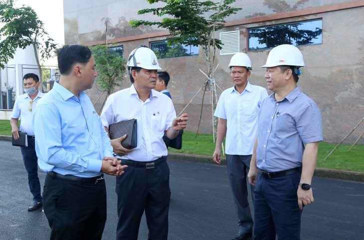 Phó chủ tịch UBND TP.HCM Dương Anh Đức (ngoài cùng bên phải) nghe Ban Quản lý đầu tư xây dựng công trình dân dụng và công nghiệp báo cáo tiến độ các dự án - Ảnh: THẢO LÊ