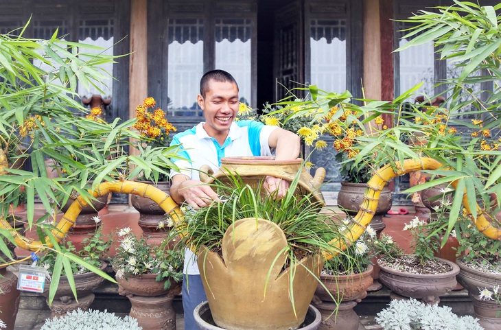 Nguyễn Sỹ Luân bên tác phẩm