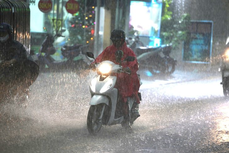 Áp thấp kéo mây dông vào đất liền, thời tiết TP.HCM và Nam Bộ mưa từ ngày mai - Ảnh 1.