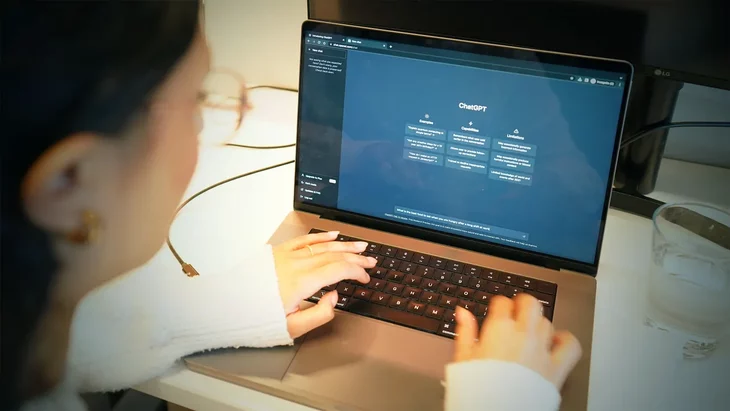 ChatGPT đạt 14,6 tỉ lượt sử dụng chỉ trong chưa đầy 1 năm - Ảnh: June Wan/ZDNET