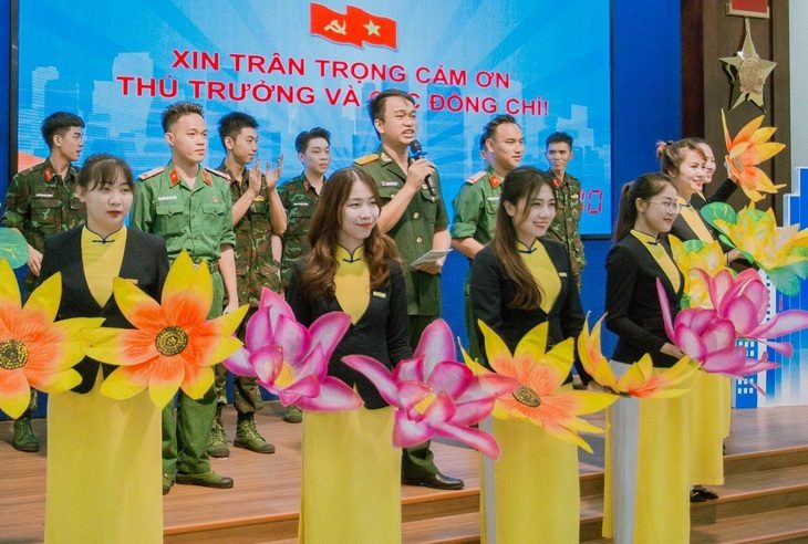 Một trong các phần thi của 10 thí sinh vào chung kết Hội thi cán bộ tham mưu tốt - dân vận khéo 2023 - Ảnh: THÀNH ĐOÀN