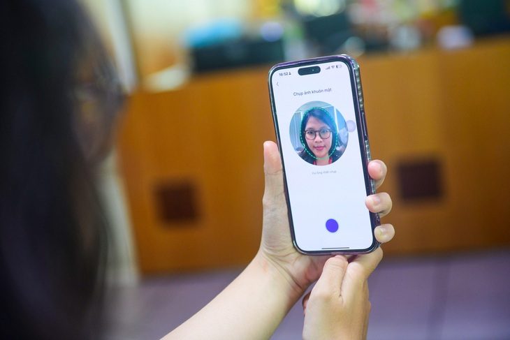 Khách hàng xác thực khuôn mặt để chuyển tiền trên 10 triệu đồng - Ảnh: QUANG ĐỊNH