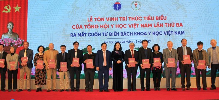 Bộ trưởng Bộ Y tế Đào Hồng Lan trao danh hiệu “Trí thức tiêu biểu của Tổng hội Y học Việt Nam” lần thứ 3 tặng các trí thức tiêu biểu - Ảnh: NGUYỄN NHIÊN