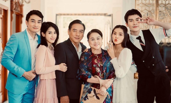 Nghệ sĩ Thành Hội (thứ 3, từ trái qua) và Ái Như (thứ 4, từ trái qua) cùng các diễn viên trẻ trong phim đang quay Màu của tình yêu - Ảnh: ĐPCC