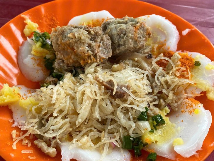 Ăn bánh bèo ở miếu Long Bình - Ảnh 1.